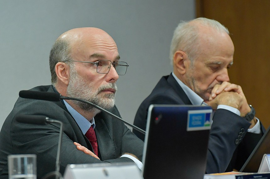 Mesa: 
chefe do Departamento de Estatísticas (DSTAT) do Banco Central do Brasil, Fernando Alberto Rocha;
economista André Lara Resende.
