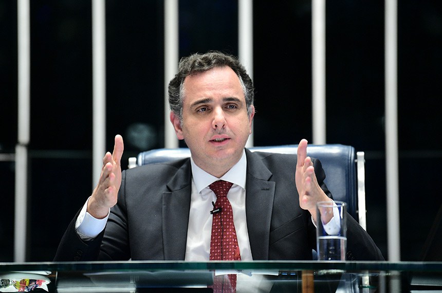 À mesa, presidente do Senado Federal, senador Rodrigo Pacheco (PSD-MG), conduz sessão.