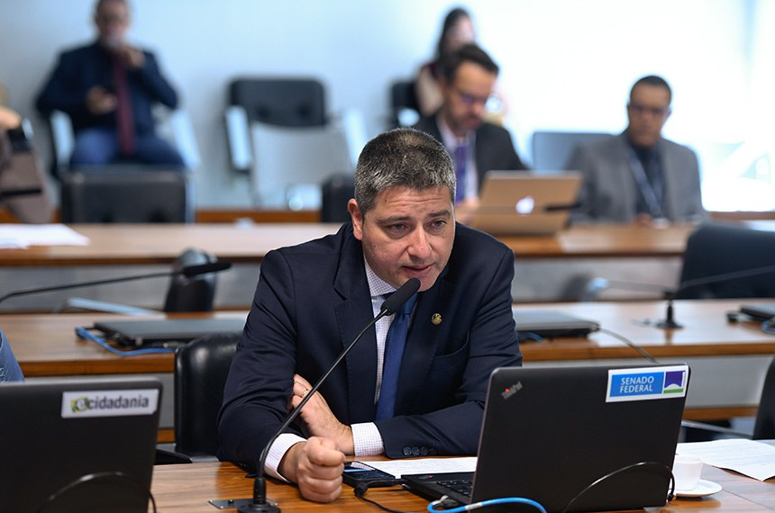 Em pronunciamento, à bancada, senador Carlos Portinho (PL-RJ). 