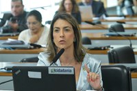 Projeto que inclui abordagem feminina em currículo escolar vai à CE