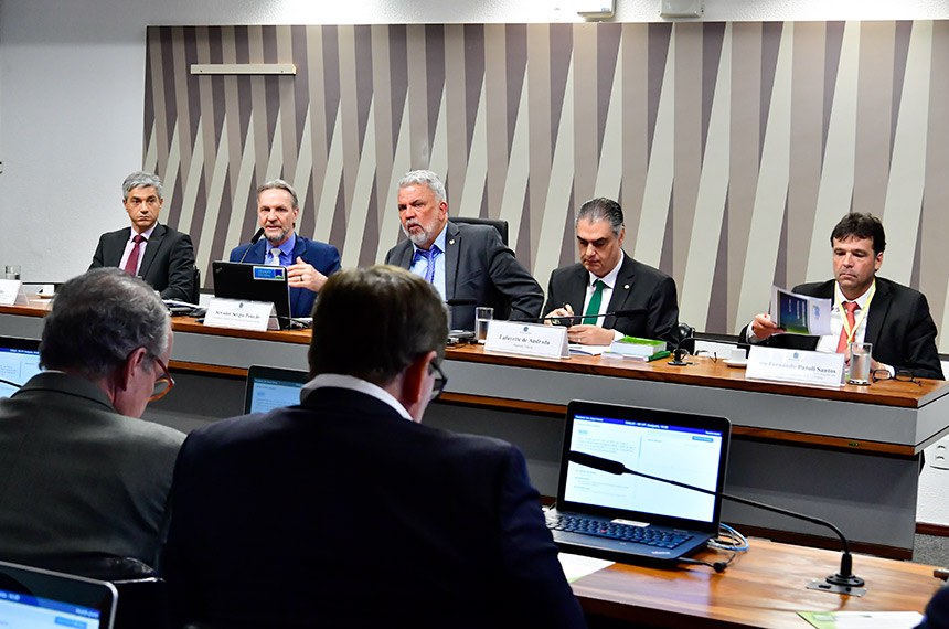 À bancada, senador Fernando Dueire (MDB-PE).