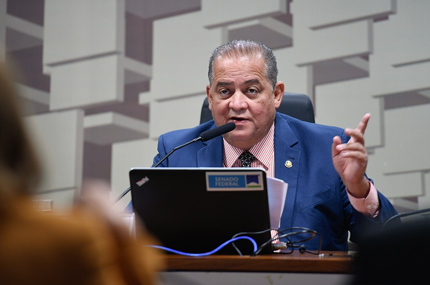 À mesa, presidente da CCDD, senador Eduardo Gomes (PL-TO). 