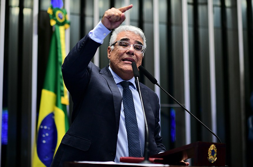 À tribuna, em discurso, senador Eduardo Girão (Novo-CE).