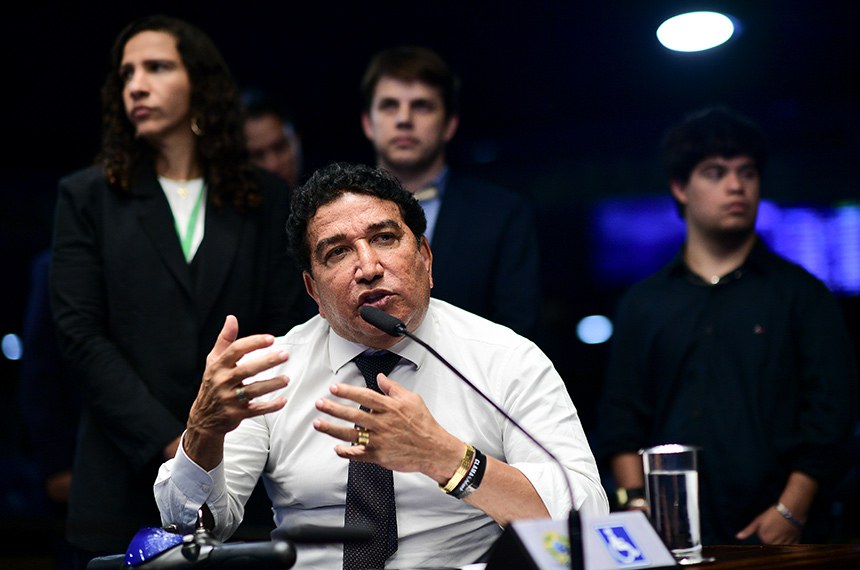 Em pronunciamento, à bancada, senador Magno Malta (PL-ES).