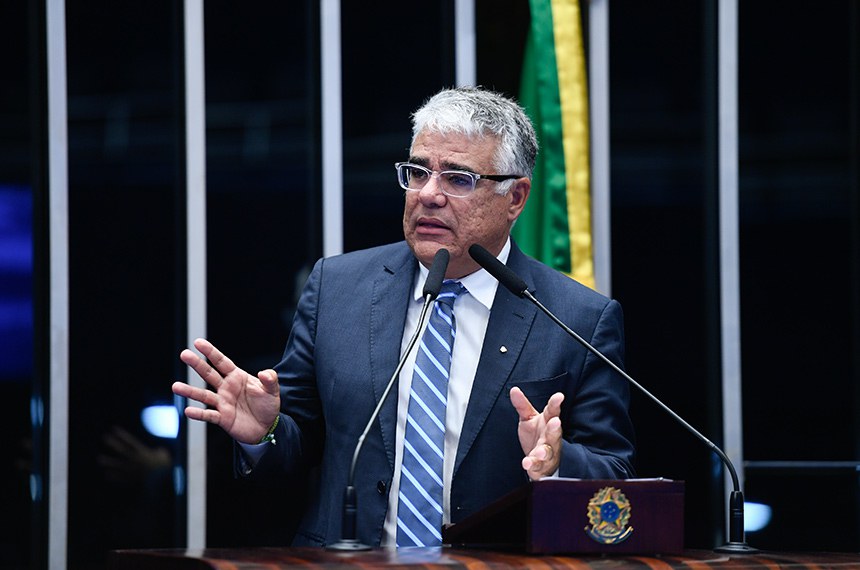 À tribuna, em discurso, senador Eduardo Girão (Novo-CE).