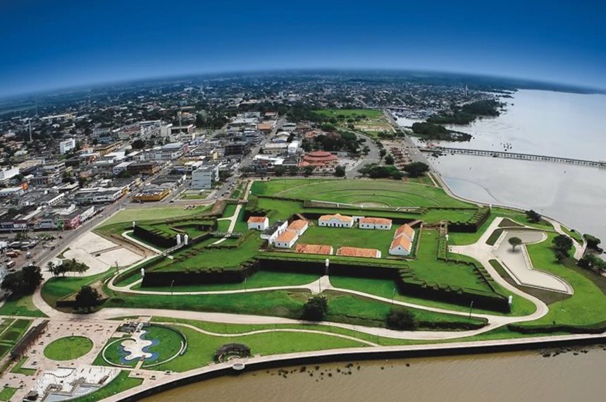 Macapá é um município brasileiro, capital do estado do Amapá. Localizada no sudeste do estado, é a única capital estadual que não possui interligação por rodovia a outras capitais. Ademais, é a única cortada pela linha do Equador e que é localizada às margens do Rio Amazonas.