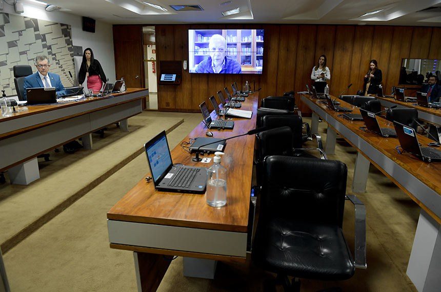 À mesa, presidente da CAE, senador Laércio Oliveira (PP-SE), conduz reunião.