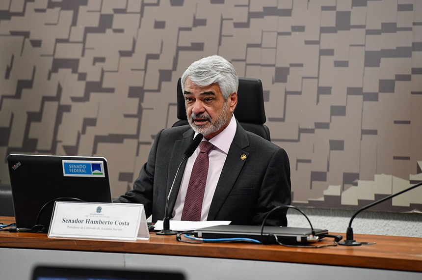 À mesa, presidente da CAS, senador Humberto Costa (PT-PE).