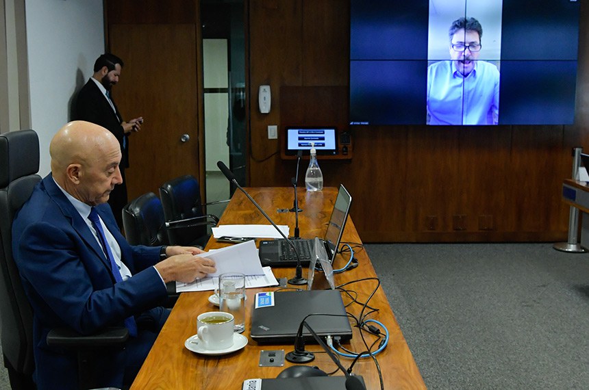 Mesa: 
presidente da CI, senador Confúcio Moura (MDB-RO).