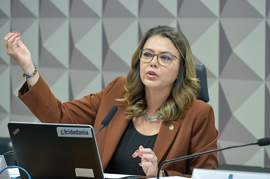 Mesa: 
presidente da CMA, senadora Leila Barros (PDT-DF) em pronunciamento.