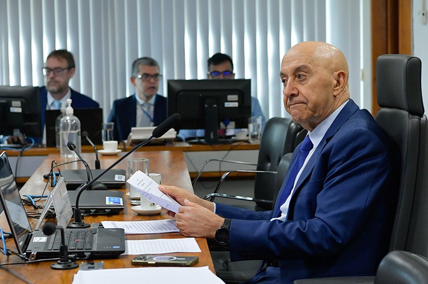 Mesa: 
presidente da CI, senador Confúcio Moura (MDB-RO).