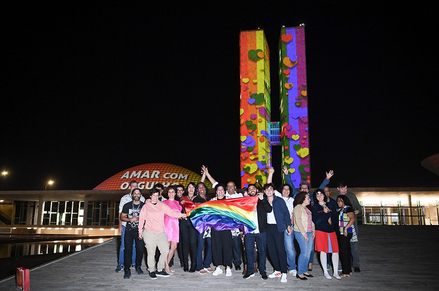 Representantes do movimento LGBTQIA+ celebraram em frente ao Congresso Nacional - Foto: Jonas Pereira/Agência Senado