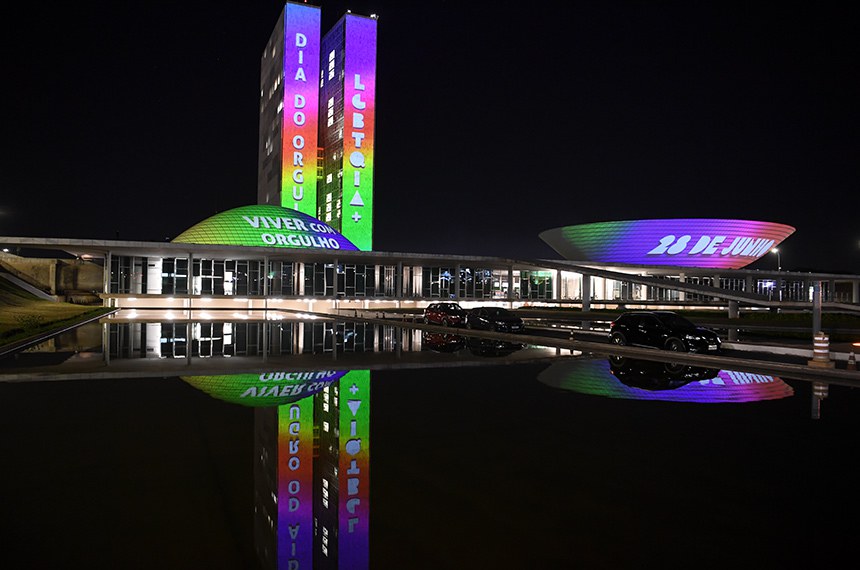 O Congresso Nacional foi iluminado com as cores do arco-íris e com os dizeres 