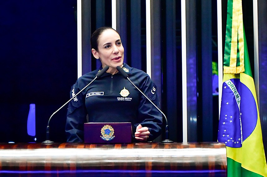 À tribuna, em discurso, comandante-geral da Polícia Militar do Distrito Federal, coronel Ana Paula Barros Habka.