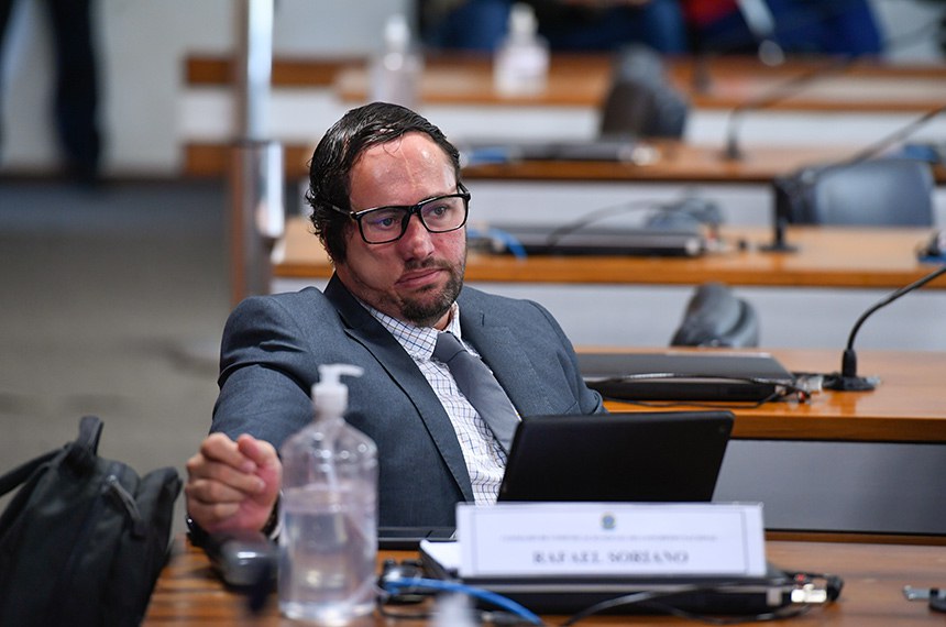 Em destaque, à bancada,  presidente da Associação Nacional de Editores de Revistas (Aner), Rafael Menin Soriano.