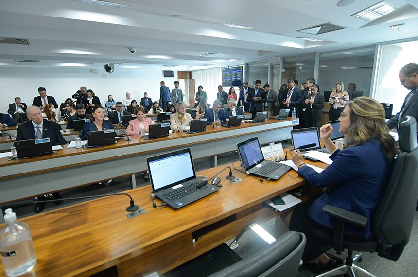 A presidente da CMA, senadora Leila Barros (à dir.), em reunião do colegiado - Foto: Geraldo Magela/Agência Senado