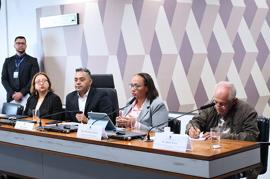 Mesa:
analista em Ciência e Tecnologia e jornalista na Fundação Jorge Duprat Figueiredo, de Segurança e Medicina do Trabalho (Fundacentro), Cristiane Reimberg;
representante da categoria profissional dos radialistas, José Antonio de Jesus da Silva, conduz audiência;
auditora fiscal do Trabalho, Roseniura Santos, em pronunciamento;
médico sanitarista e professor na Faculdade de Ciências Médicas da Santa Casa de São Paulo, Dr. Hélio Neves.