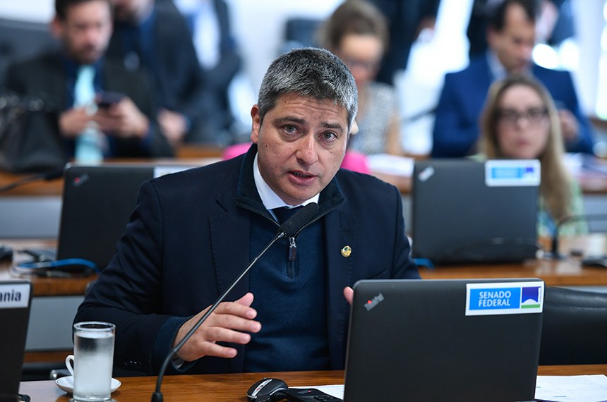 Em pronunciamento, à bancada, relator do PL 5.979/2019, senador Carlos Portinho (PL-RJ).