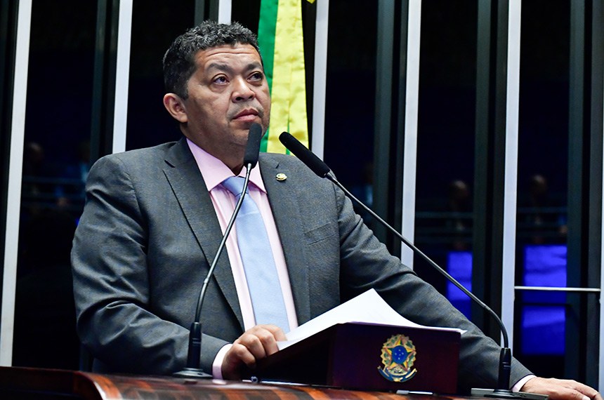 Em discurso, à tribuna, senador Beto Faro (PT-PA).