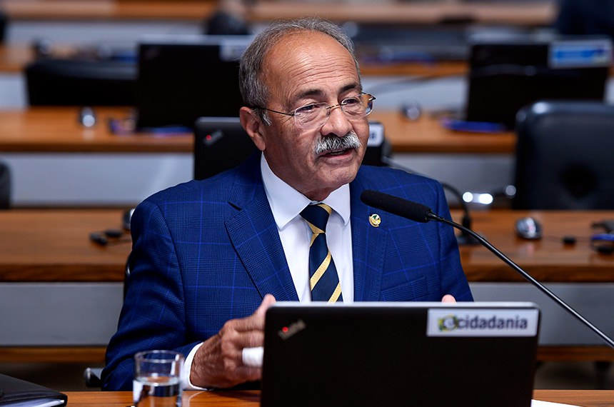 À bancada, em pronunciamento, senador Chico Rodrigues (PSB-RR).