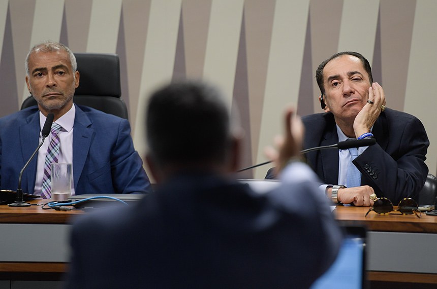 Em pronunciamento, à bancada, senador Eduardo Girão (Novo-CE).