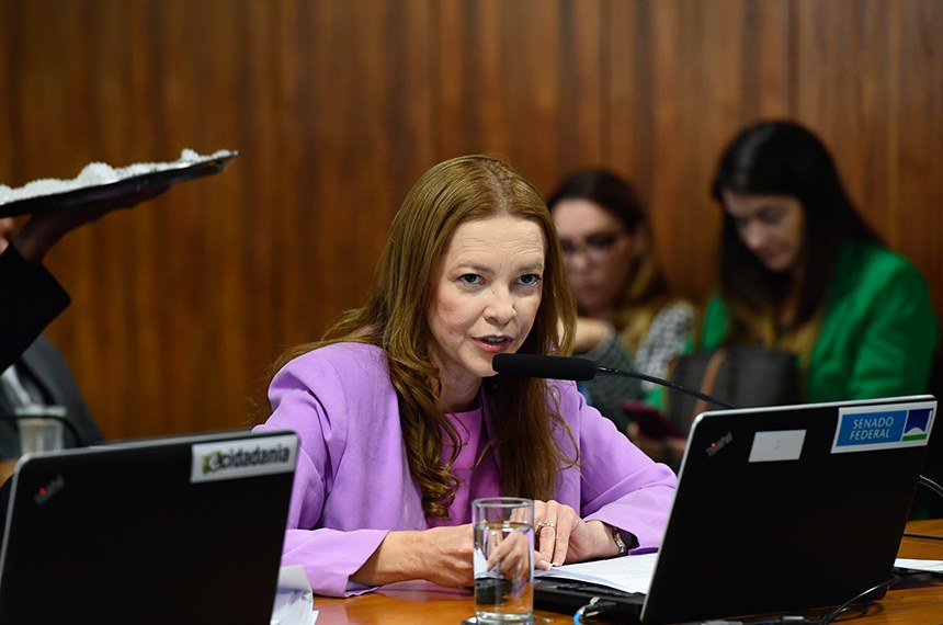Em pronunciamento, à bancada, senadora Janaína Farias (PT-CE).