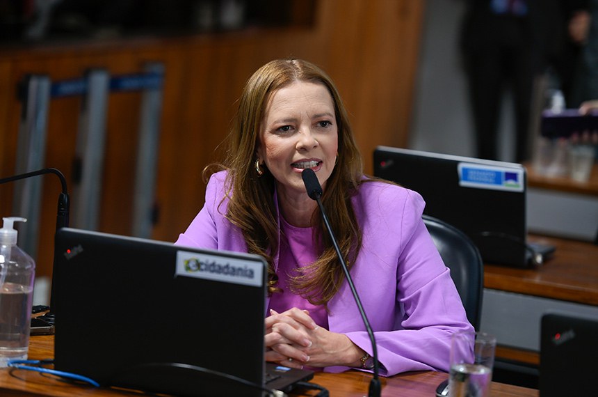 Em pronunciamento, à bancaca, senadora Janaína Farias (PT-CE).