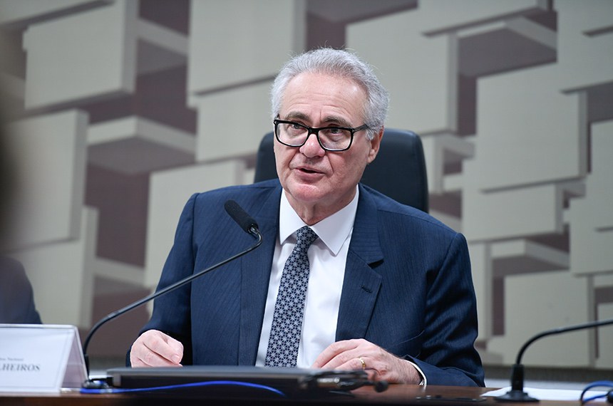 Mesa: 
presidente da CRE, senador Renan Calheiros (MDB-AL).