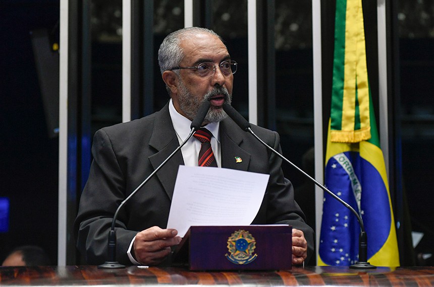Em discurso, à tribuna, senador Paulo Paim (PT-RS).