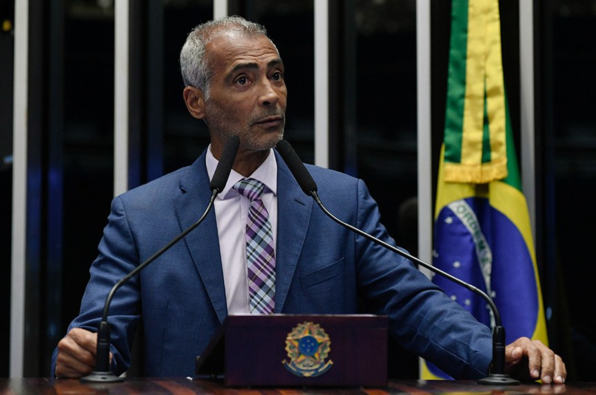 Em discurso, à tribuna, senador Romário (PL-RJ).
