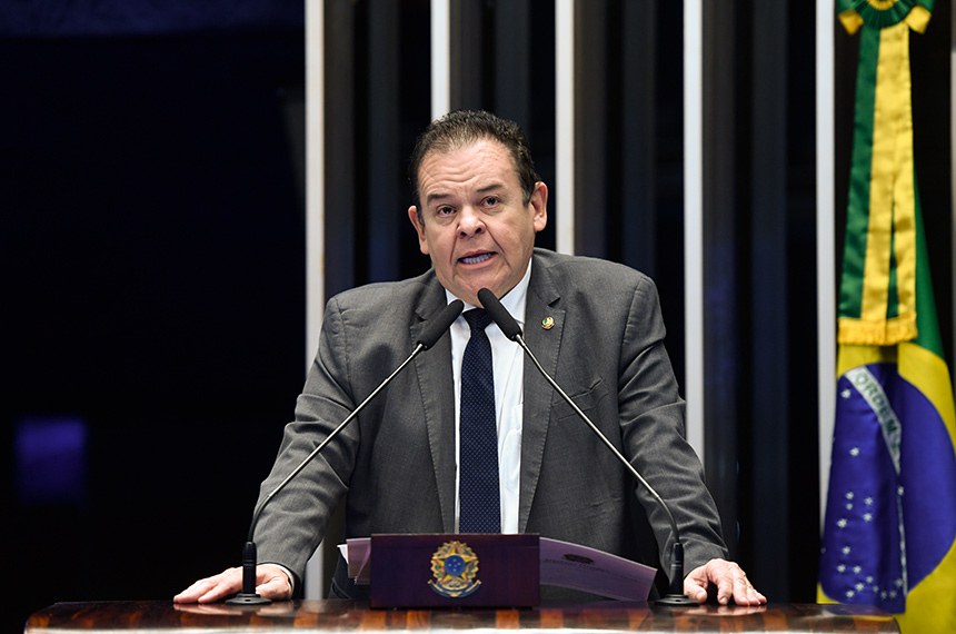 À tribuna, em discurso, senador André Amaral (União-PB). 