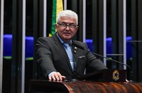 Astronauta Marcos Pontes questiona licitação no governo