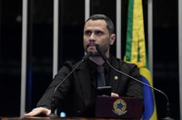 Cletinho critica 'privilégios' nos Três Poderes e defende reformas