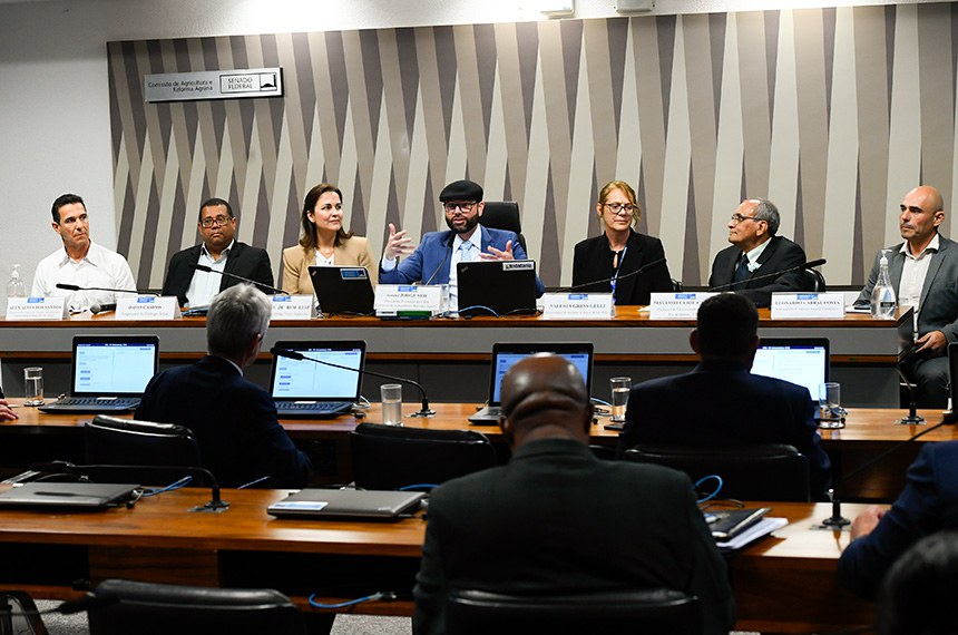 Mesa: 
pesquisador da Empresa de Pesquisa Agropecuária e Extensão Rural de Santa Catarina (Epagri), Alex Alves dos Santos;
pesquisador da Empresa Brasileira de Pesquisa Agropecuária (Embrapa) - Solos, David Vilas Boas de Campos;
chefe-geral da Empresa Brasileira de Pesquisa Agropecuária (Embrapa) - Pesca e Aquicultura, Danielle de Bem Luiz;
presidente eventual da CRA,  senador Jorge Seif (PL-SC) conduz audiência;
pesquisadora do Instituto de Pesca de São Paulo, Valeria Gress Gelli;
professor doutor da Universidade Federal do Rio de Janeiro (UFRJ), Maulori Curié Cabral;
representante do Sindicato Rural de Florianópolis, Leonardo Cabral Costa.