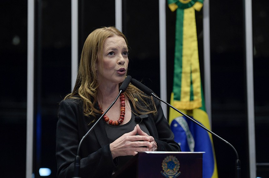 Em discurso, à tribuna, senadora Janaína Farias (PT-CE).