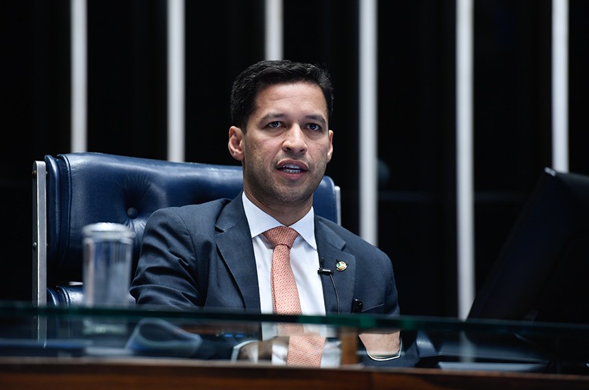 À mesa, 2º vice-presidente do Senado Federal, senador Rodrigo Cunha (Podemos-AL), conduz sessão.