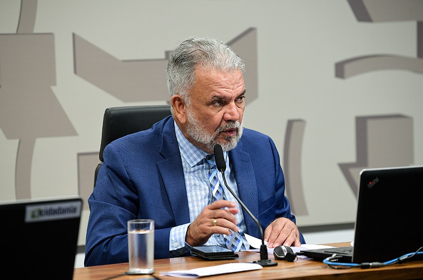 À mesa, presidente da CSP, senador Sérgio Petecão (PSD-AC), conduz reunião.
