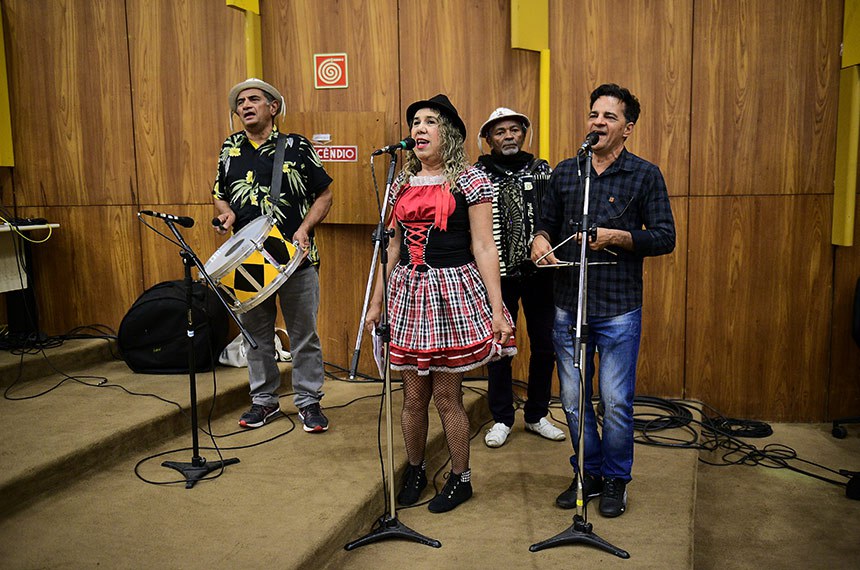 Apresentação musical do Trio Luizão do Forró.