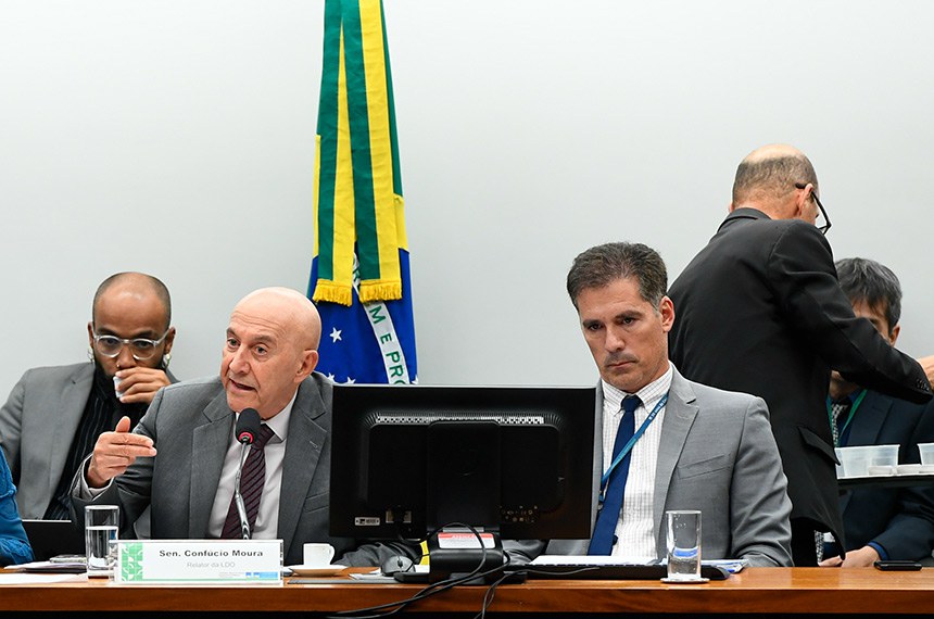 Mesa: 
ministra de Estado do Planejamento e Orçamento, Simone Tebet; 
relator da LDO, senador Confúcio Moura (MDB-RO); 
secretário da comissão, Walbinson Tavares de Araújo.