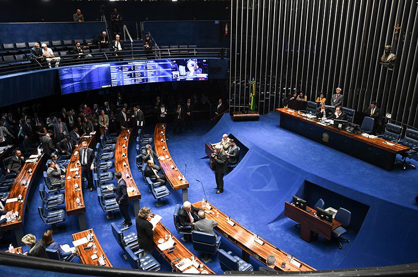 Senadores à bancada.