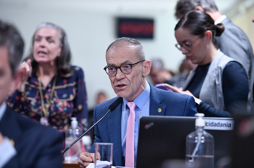 Em pronunciamento, à bancada, senador Fabiano Contarato (PT-ES).
