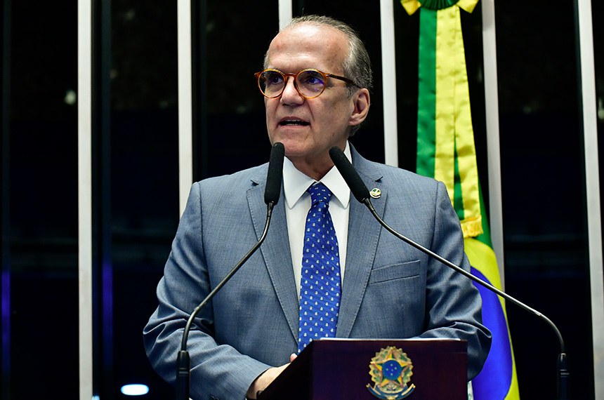 À tribuna, em discurso, senador Fernando Dueire (MDB-PE). 