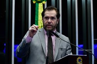 Plínio Valério denuncia cobrança de 'taxa de pouca água' no Amazonas