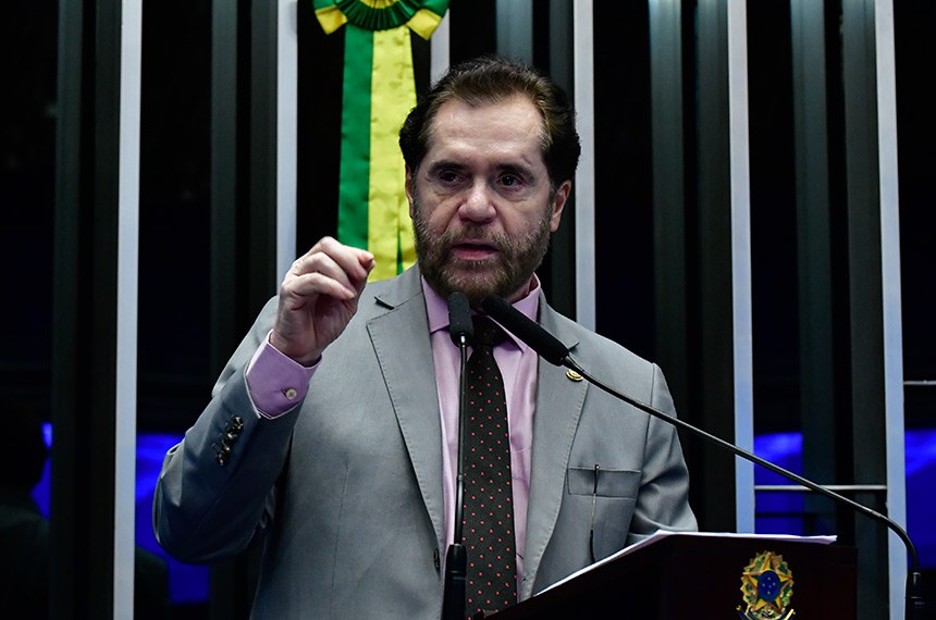 Em discurso, à tribuna, senador Plínio Valério (PSDB-AM).