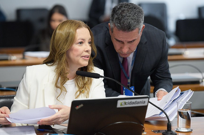 À bancada, senadora Janaína Farias (PT-CE).