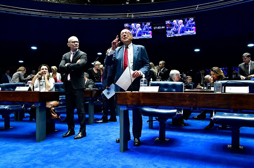 À bancada, em pronunciamento, senador Esperidião Amin (PP-SC).