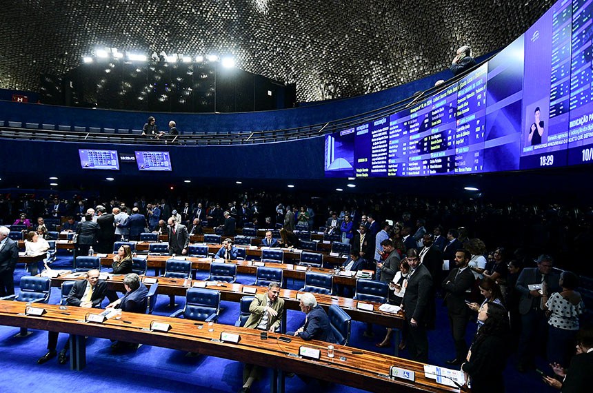 À bancada, convidados acompanham sessão.