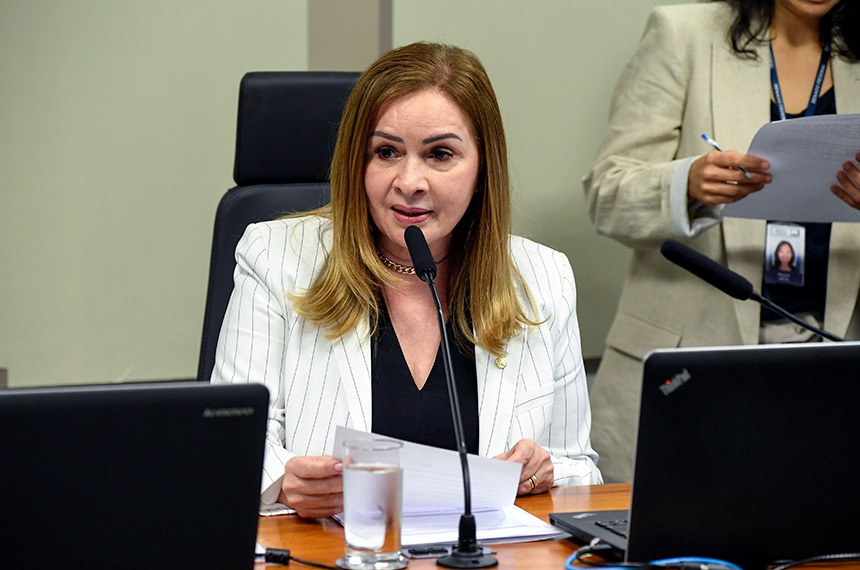 Mesa:
presidente da CMMC, deputada Socorro Neri (PP-AC) - em pronunciamento.