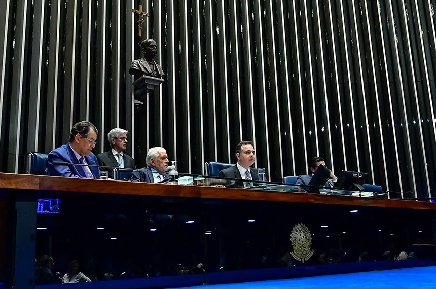 Mesa: 
senador Eduardo Braga (MDB-AM);
líder do governo no Senado Federal, senador Jaques Wagner (PT-BA);
presidente do Senado Federal, senador Rodrigo Pacheco (PSD-MG), conduz sessão; 
secretário-geral da Mesa do Senado Federal, Gustavo A. Sabóia Vieira.