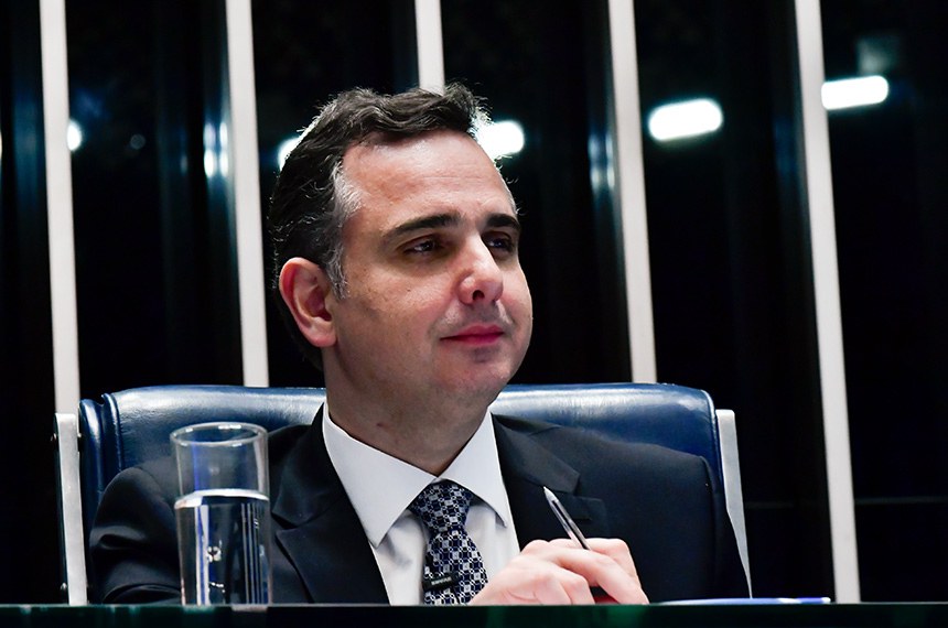 À mesa, presidente do Senado Federal, senador Rodrigo Pacheco (PSD-MG), conduz sessão.